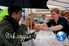 Дожди заставили Москву и Петербург запастись свитерами и полюбить доставку еды