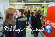 Сотни представителей ЛГБТ-сообщества устроили «день гей-поцелуев» в супермаркете
