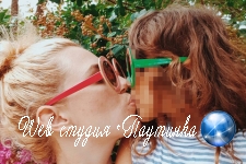Блогер поцеловала дочь и испугалась реакции сети