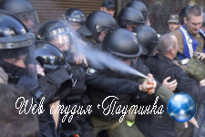 Украинский полицейский прыснул себе в лицо газовым баллончиком и стал мемом