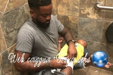 Снимок мужчины с ребенком в туалете обнажил неожиданную проблему отцовства